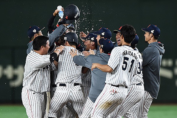 上林の同点3ラン 田村のサヨナラ打で韓国に劇的勝利 稲葉監督 結束力が出た試合 トップ 試合レポート 野球日本代表 侍ジャパンオフィシャルサイト