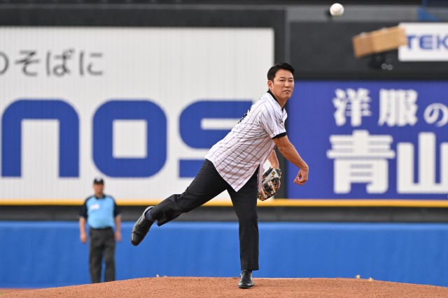 侍ジャパントップチームの井端弘和監督が始球式を務めた