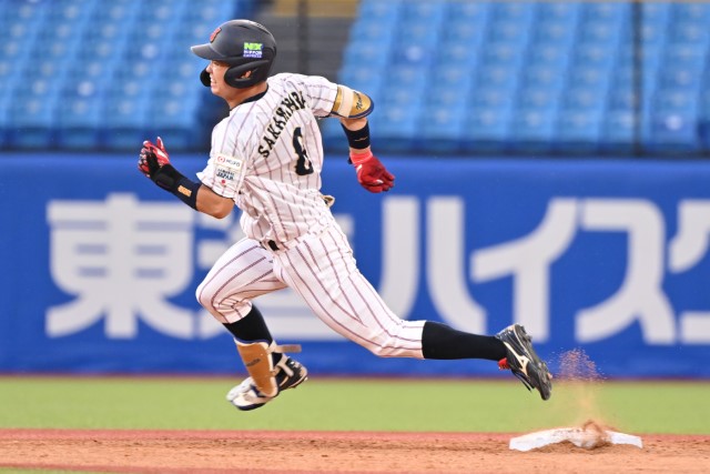 三塁打を放つ榊原七斗(明治大)