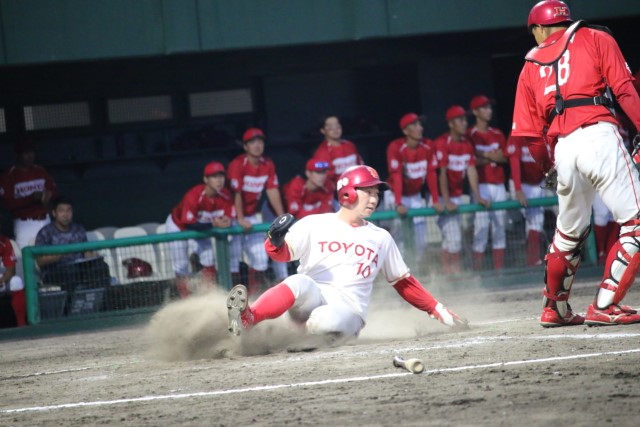 タイブレークでホームベースを踏んだ福井章吾(トヨタ自動車)