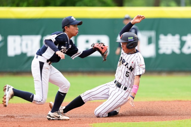 盗塁を決める大原颯二郎(糸島ボーイズ)