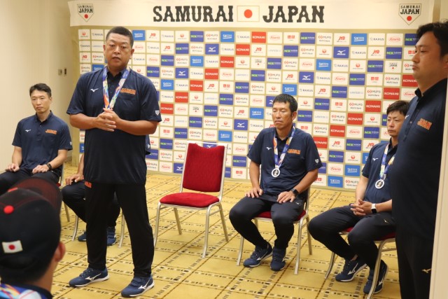 解団式で選手たちに話をする大久保秀昭監督