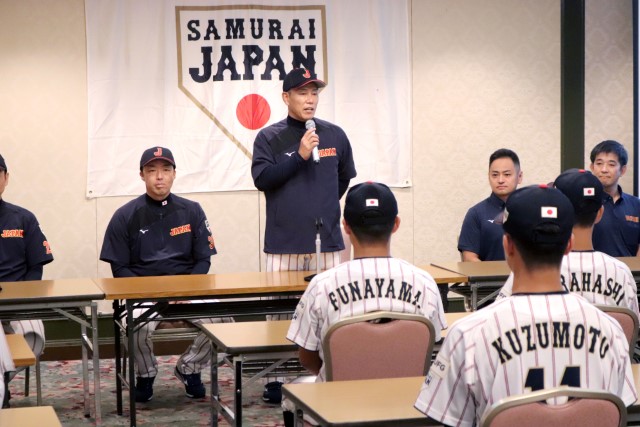 結団式で選手たちに話す井端弘和監督