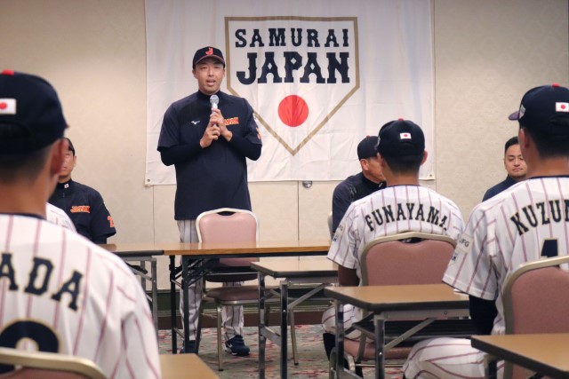結団式で選手たちに話す吉見一起コーチ