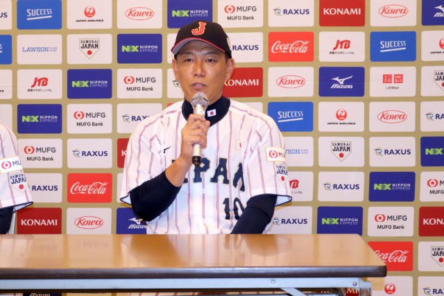 記者会見で質問に答える井端弘和監督