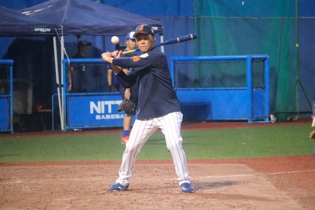 雨の中でノックを打つ井端弘和監督