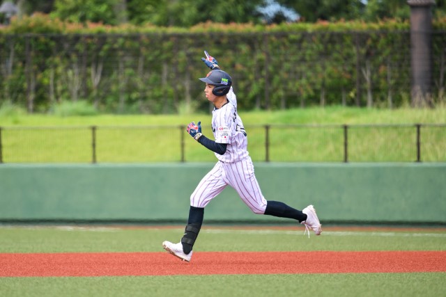 本塁打を放つ小山蓮心(狭山西武ボーイズ)