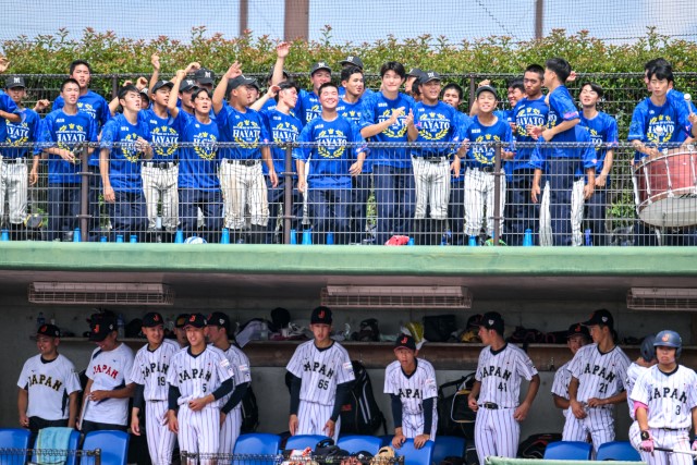 侍ジャパンに声援を送る横浜隼人の選手たち