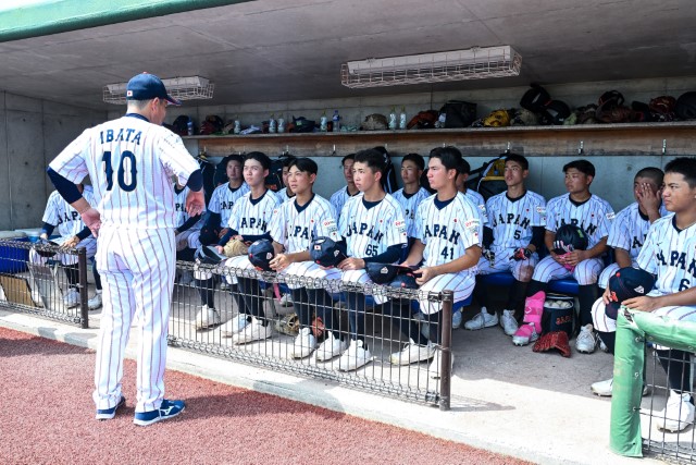 試合後に問題点を厳しく指摘する井端弘和監督