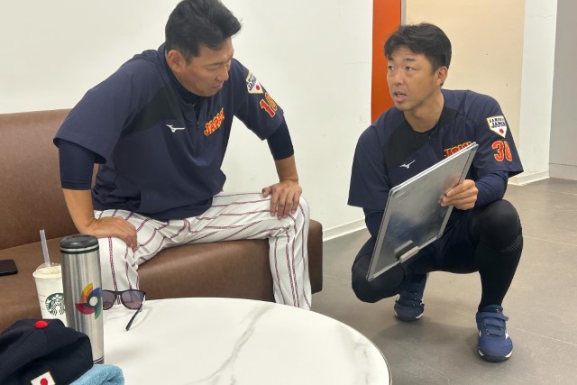 投手起用について話し合う井端弘和監督と吉見一起コーチ