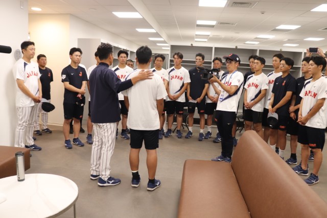 チームのために積極的に動いた岩下慶士(兵庫夙川ボーイズ)を称える井端弘和監督