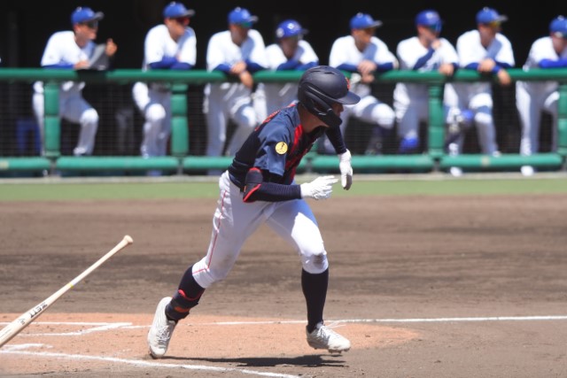 ヒットを放つ藤森海斗(明徳義塾)