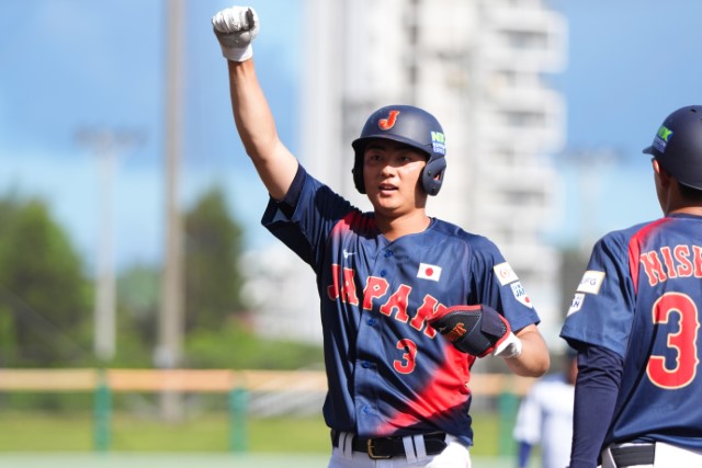 タイムリーを放つ今岡拓夢(神村学園)
