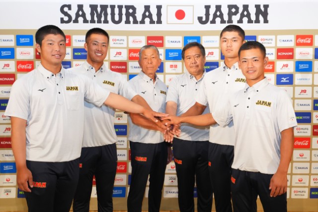 左から末吉、中野、小倉監督、寶会長、阿部、岡部