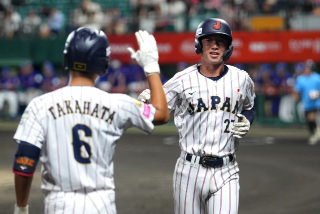 タイムリーを放った横山悠(山梨学院)