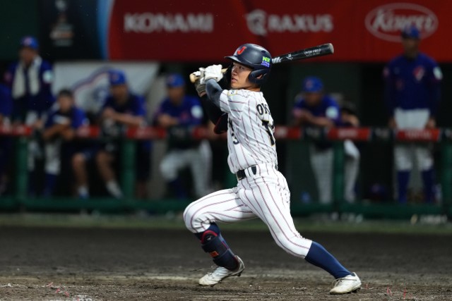 ヒットを放つ岡部飛雄馬(敦賀気比)