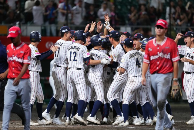 岡部飛雄馬(敦賀気比)のスクイズでパナマにサヨナラ勝利