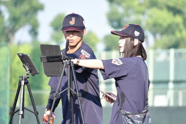 打撃練習で測定値を確認する和田佳大(トヨタ自動車)