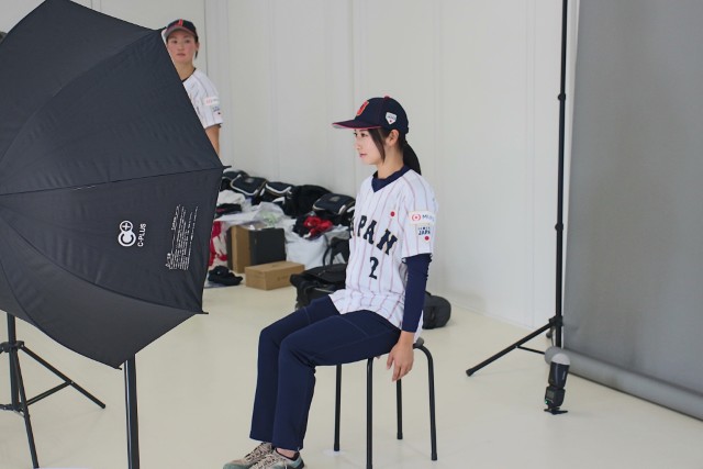 顔写真撮影を行う花本穂乃佳(日本大国際関係学部)
