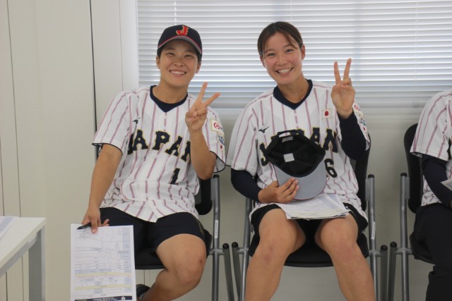 富田彩加(桃山学院大)と鈴木はな(東海大)
