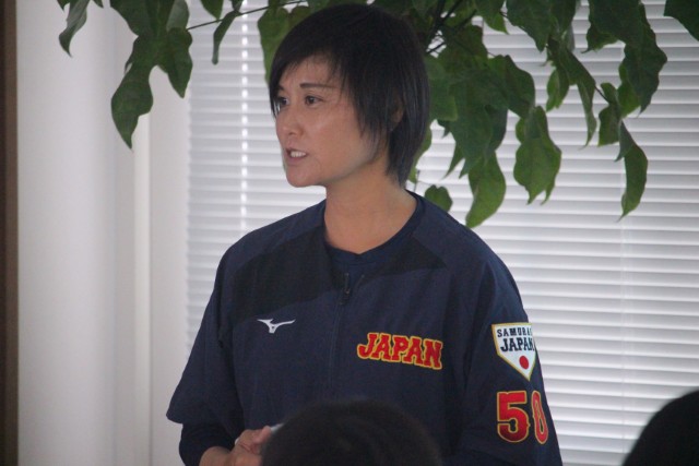 選手たちにミーティングを行う中島梨紗監督