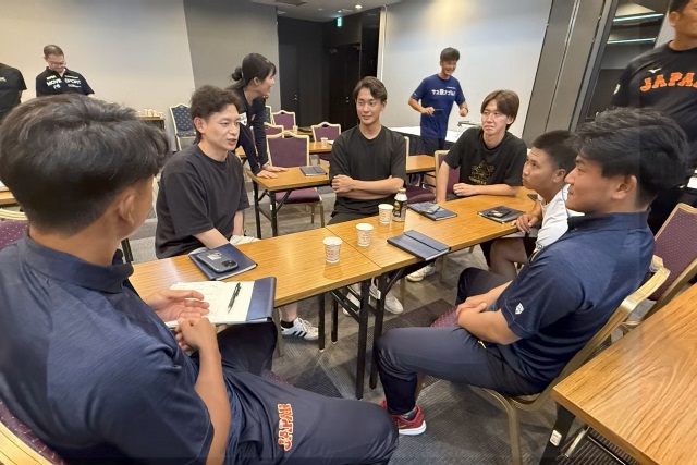 自己紹介をする選手たち
