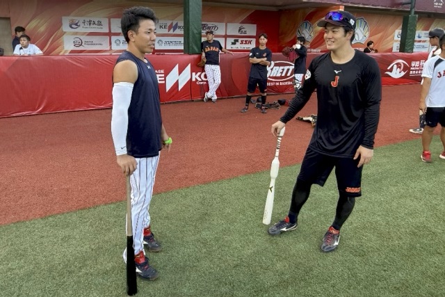 打撃について議論する、写真左から矢野幸耶(三菱重工East)と熊田任洋(トヨタ自動車)