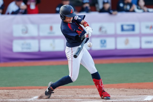 内野安打を放つ畑中ゆりあ(大阪体育大)