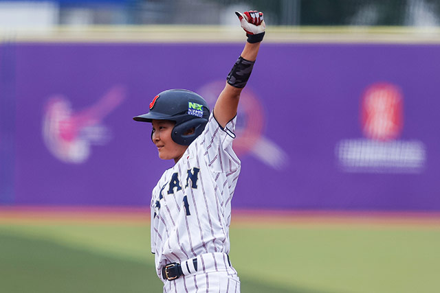 ヒットを放つ富田彩加(桃山学院大)