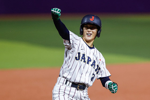 タイムリー三塁打を放つ脇坂仁南(至学館大)