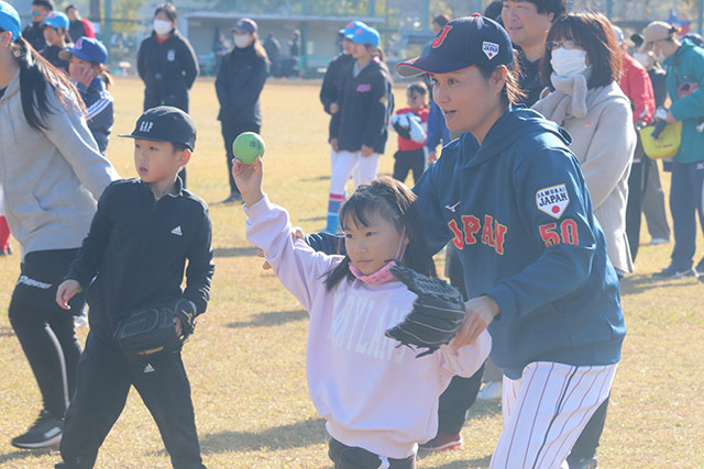 初心者を丁寧に指導する中島梨紗監督