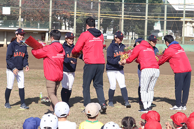 株式会社三菱UFJ銀行府中支店の方々から花束を受け取る講師陣